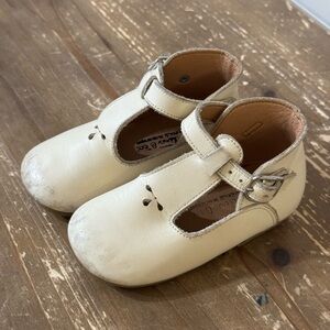 Adelisa and co Dalia cream leather shoes sz 22